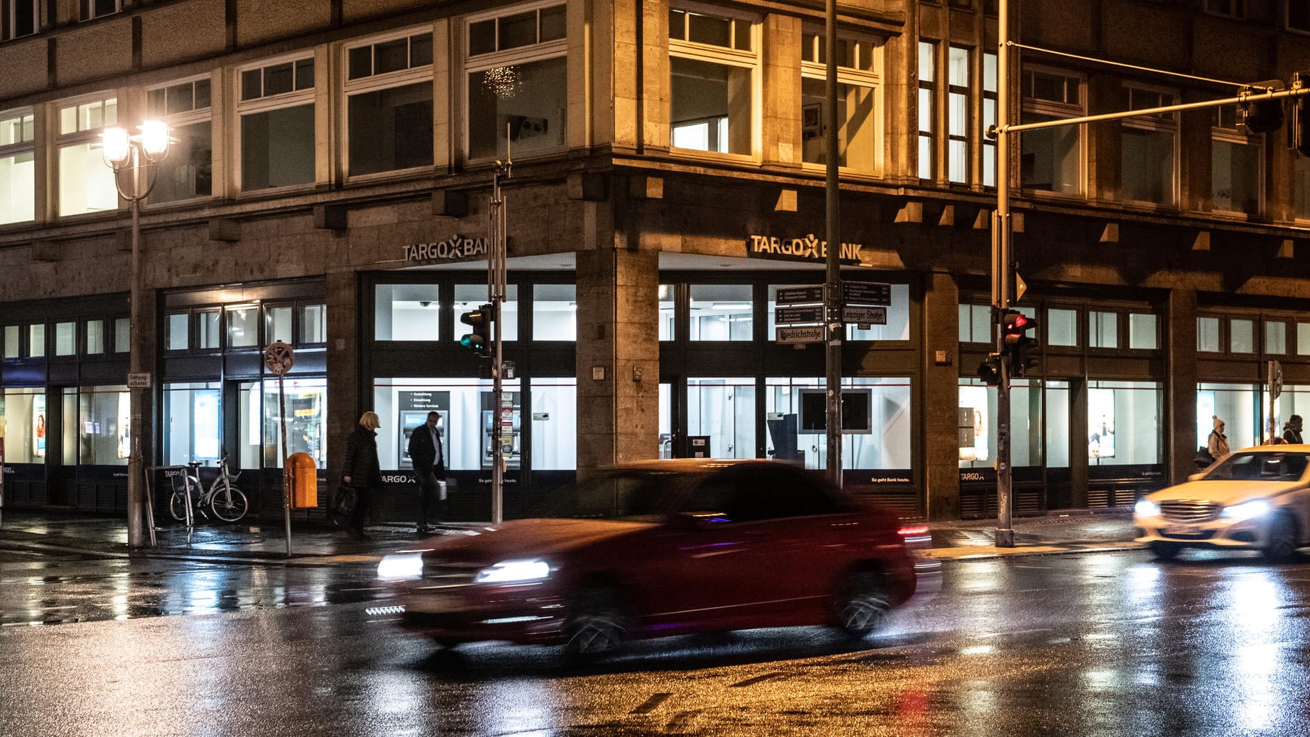 Filiale der Targo-Bank an der Berliner Friedrichstraße: Die Täter kamen laut Polizei durch einen Nebeneingang.