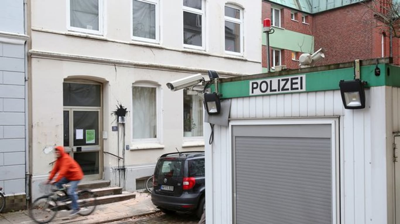 Vermummte hatten nach Polizeiangaben zunächst einen Autoreifen vor dem Mehrfamilienhaus in Hamburg-Altona angezündet und danach mit Farbe gefüllte Marmeladengläser gegen die Hauswand geworfen.