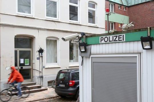 Vermummte hatten nach Polizeiangaben zunächst einen Autoreifen vor dem Mehrfamilienhaus in Hamburg-Altona angezündet und danach mit Farbe gefüllte Marmeladengläser gegen die Hauswand geworfen.