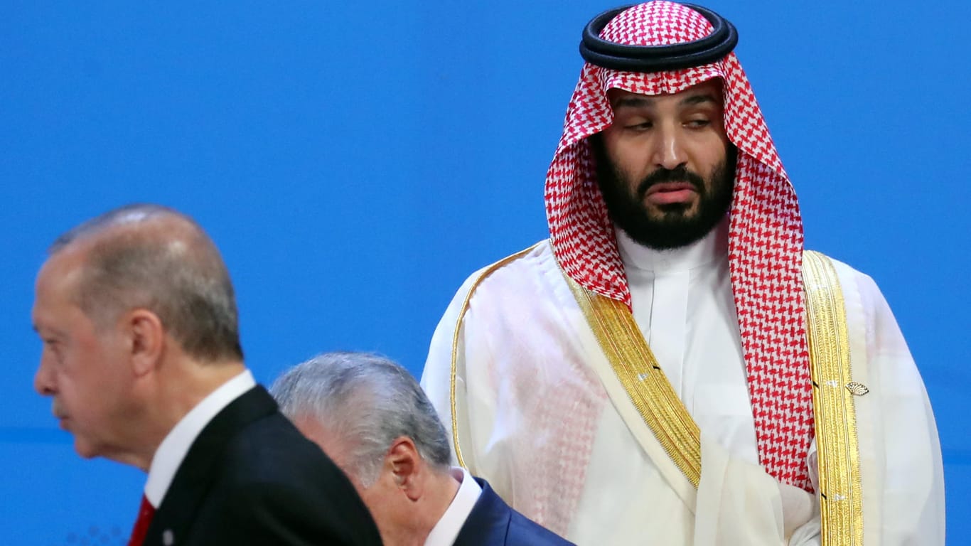 Der türkische Präsident Erdogan würdigt den saudischen Kronprinzen bin Salman bei der Begrüßung der Regierungschefs auf dem G20-Gipfel in Buenos Aires keines Blicks.
