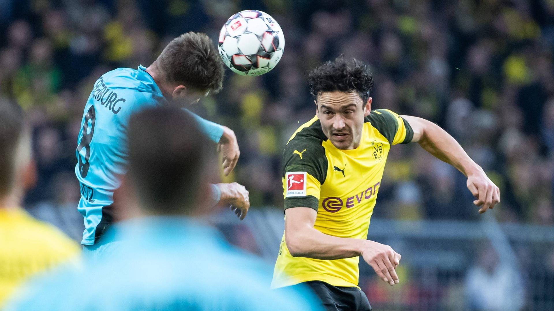 Dortmunds Thomas Delaney behält im Kopfball-Duell mit Freiburgs Mike Frantz den Durchblick. Dortmunds Thomas Delaney behält im Kopfball-Duell mit Freiburgs Mike Frantz den Durchblick.