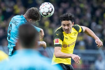 Dortmunds Thomas Delaney behält im Kopfball-Duell mit Freiburgs Mike Frantz den Durchblick.