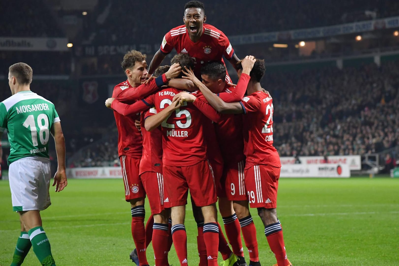 Die Bayern um David Alaba (o.) jubeln.