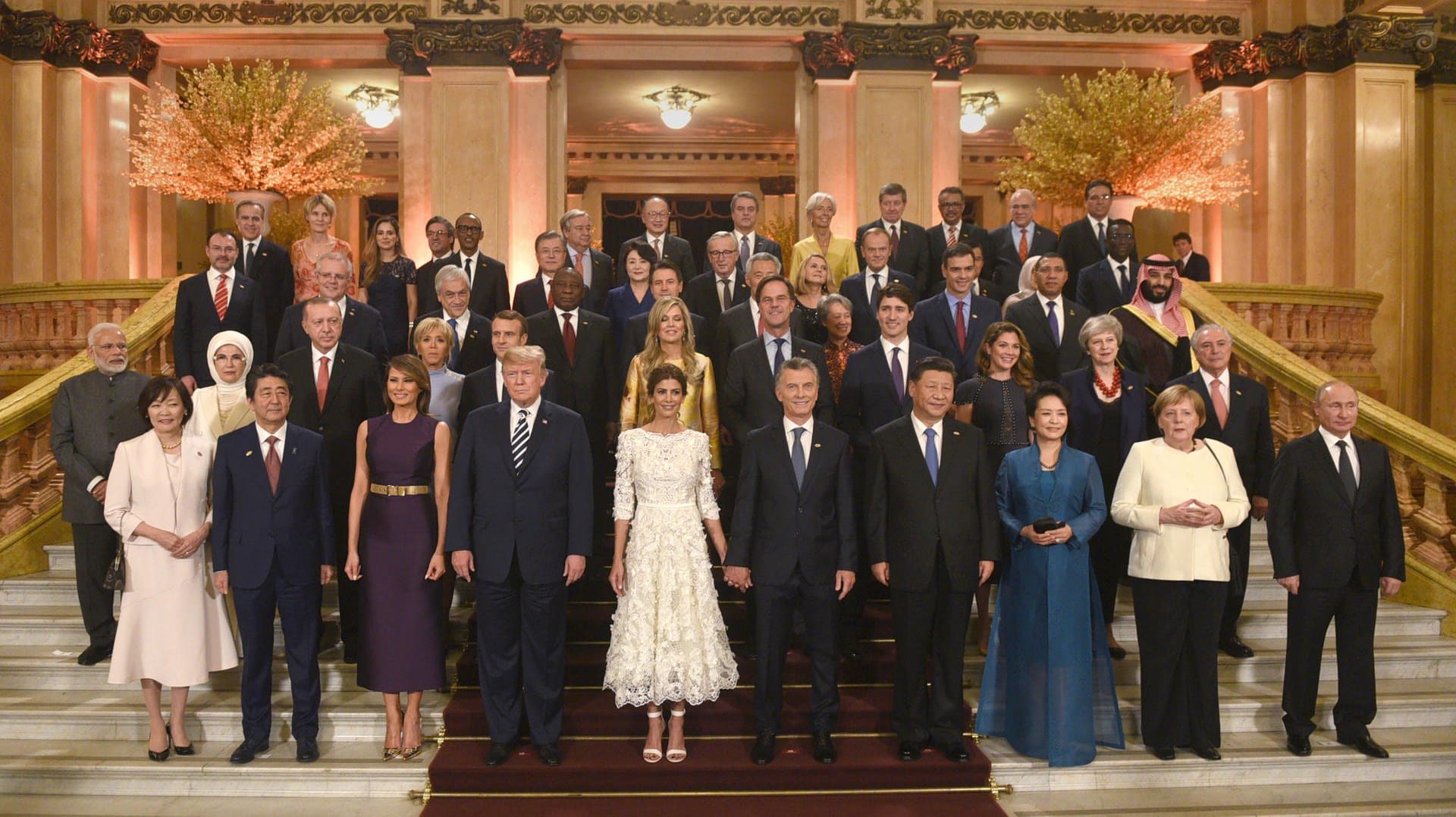 Buenos Aires: Die Teilnehmer des G20-Gipfels und ihre Ehepartner posieren für ein Familienfoto vor dem offiziellen Abendessen im Teatro Colon.