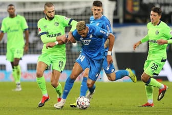 Schalkes Bentaleb (li.) gegen Hoffenheims Joelinton.