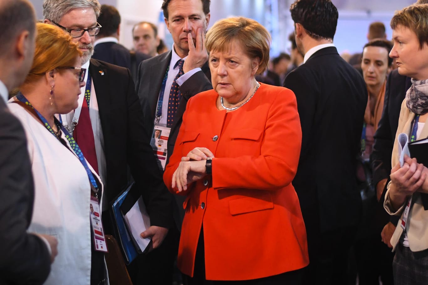 Buenos Aires: Angela Merkel vor einem geplanten Treffen mit dem Premierminister von Australien im Rahmen des G20-Gipfels: Merkel musste nach ihrer Verspätung auf dem Gipfel von Treffen zu Treffen eilen.