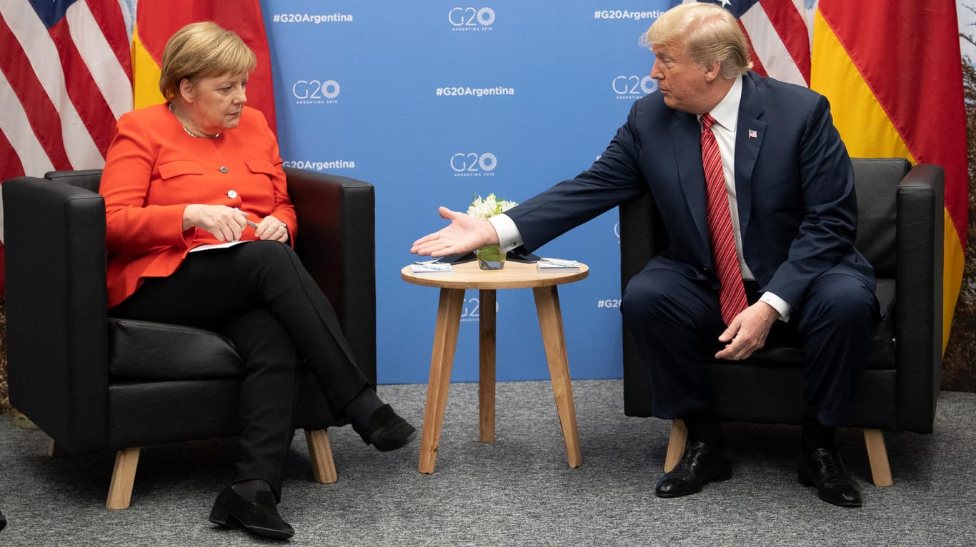 Kanzlerin Angela Merkel und US-Präsident Donald Trump treffen sich im Tagungszentrum des G20-Gipfeltreffens.