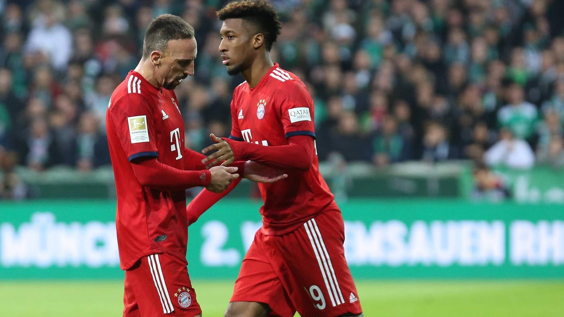 Szene aus dem Spiel in Bremen: Ribéry (li.) geht vom Platz, Coman kommt in die Partie.