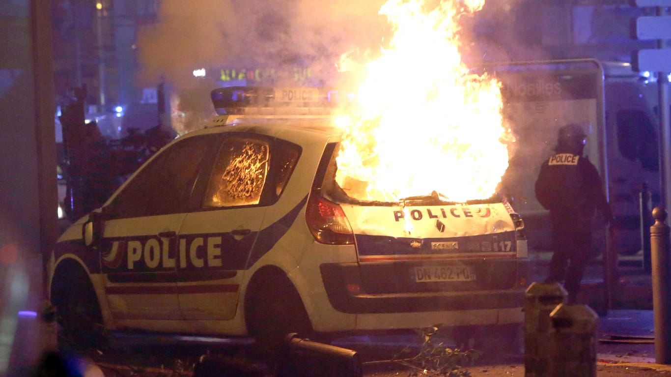 Ein Polizeiauto brennt nach Zusammenstößen zwischen Polizei und Demonstranten in Marseille: In ganz Frankreich demonstrieren Menschen gewaltsam gegen die Regierung. Die französischen Behörden haben mehrere tausend Polizisten auf der Pariser Champs-Elysees-Allee eingesetzt, um die Protesten der sogenannten «Gelbwesten» einzudämmen.