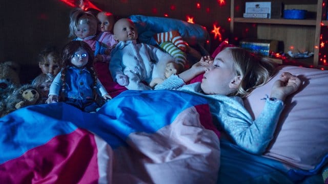 Lena Faber (Romy Seitz) hört in ihrem Kinderbett der sprechenden Puppe Senta zu. Lena Faber (Romy Seitz) hört in ihrem Kinderbett der sprechenden Puppe Senta zu.