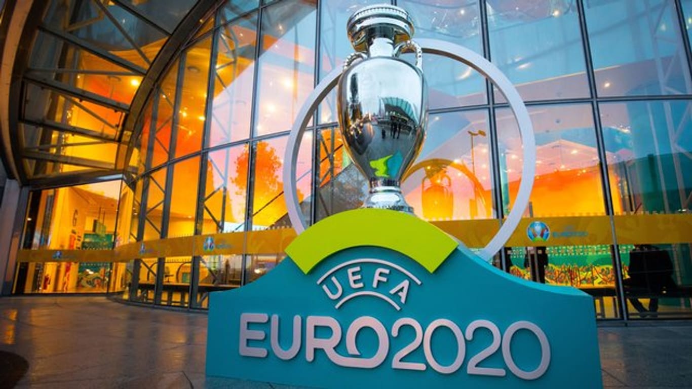 Ein übergroßer Pokal für die Euro 2020 steht vor dem Eingang zum Convention Center Dublin, wo die Auslosung stattfindet.