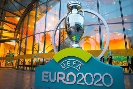 Ein übergroßer Pokal für die Euro 2020 steht vor dem Eingang zum Convention Center Dublin, wo die Auslosung stattfindet.