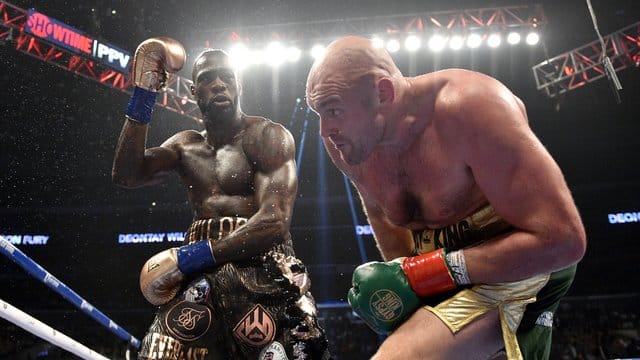 Deontay Wilder (l) setzte Tyson Fury mächtig zu.