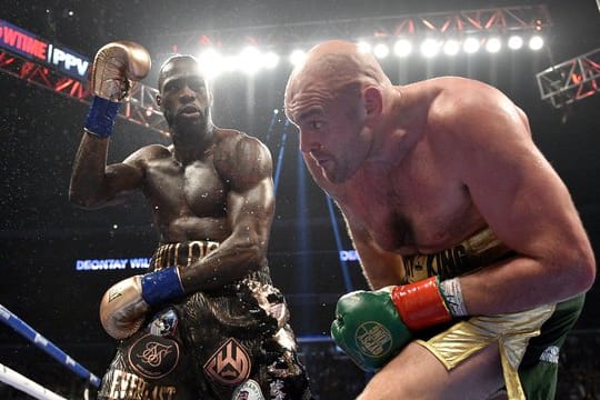 Deontay Wilder (l) setzte Tyson Fury mächtig zu.