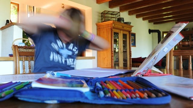 In Deutschland ist die Zahl der ADHS-Diagnosen nach Angaben des Robert Koch-Instituts seit einigen Jahren stabil. In Deutschland ist die Zahl der ADHS-Diagnosen nach Angaben des Robert Koch-Instituts seit einigen Jahren stabil.