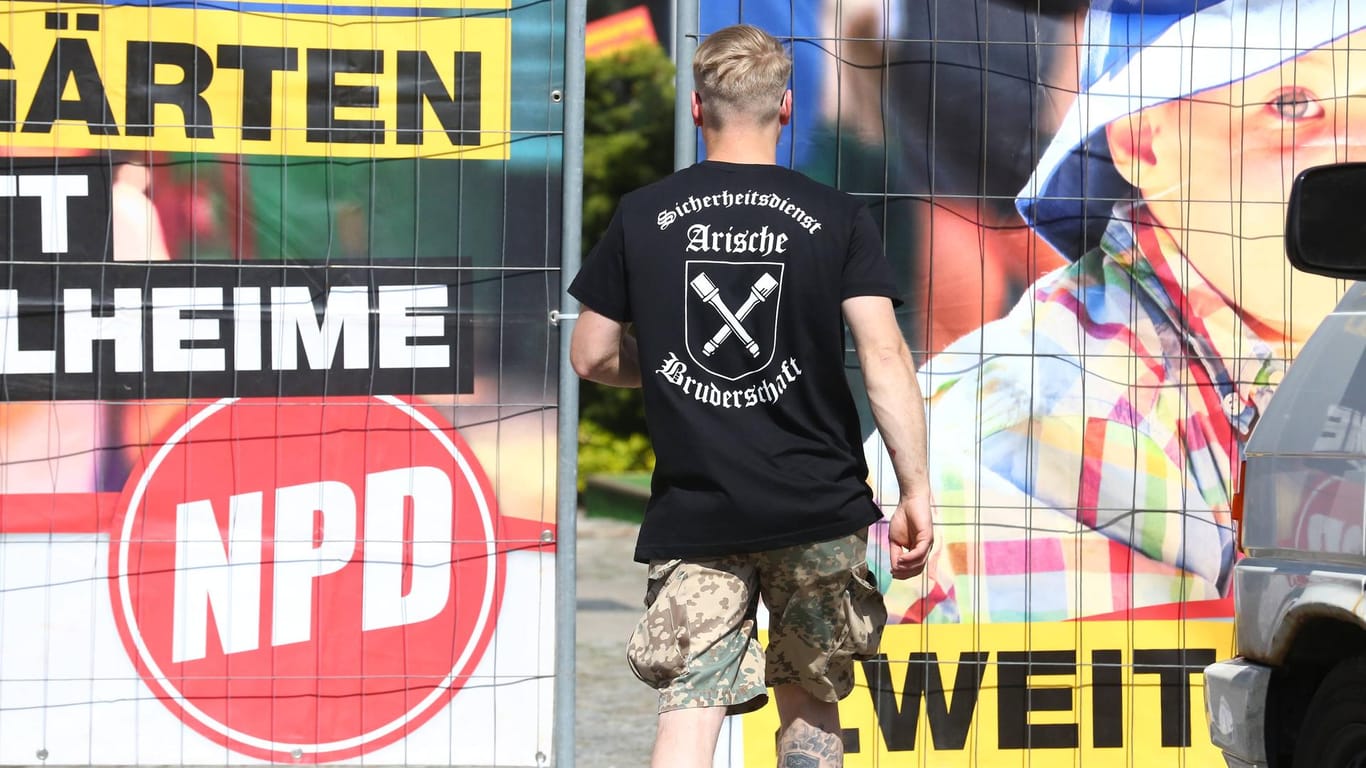 Ein Mann betritt ein rechtes Festival in Ostritz: Erneut wurde in Sachsen ein rechtes Rockkonzert von der Polizei unterbunden.