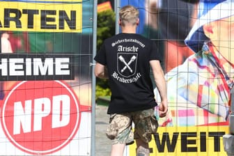 Ein Mann betritt ein rechtes Festival in Ostritz: Erneut wurde in Sachsen ein rechtes Rockkonzert von der Polizei unterbunden.