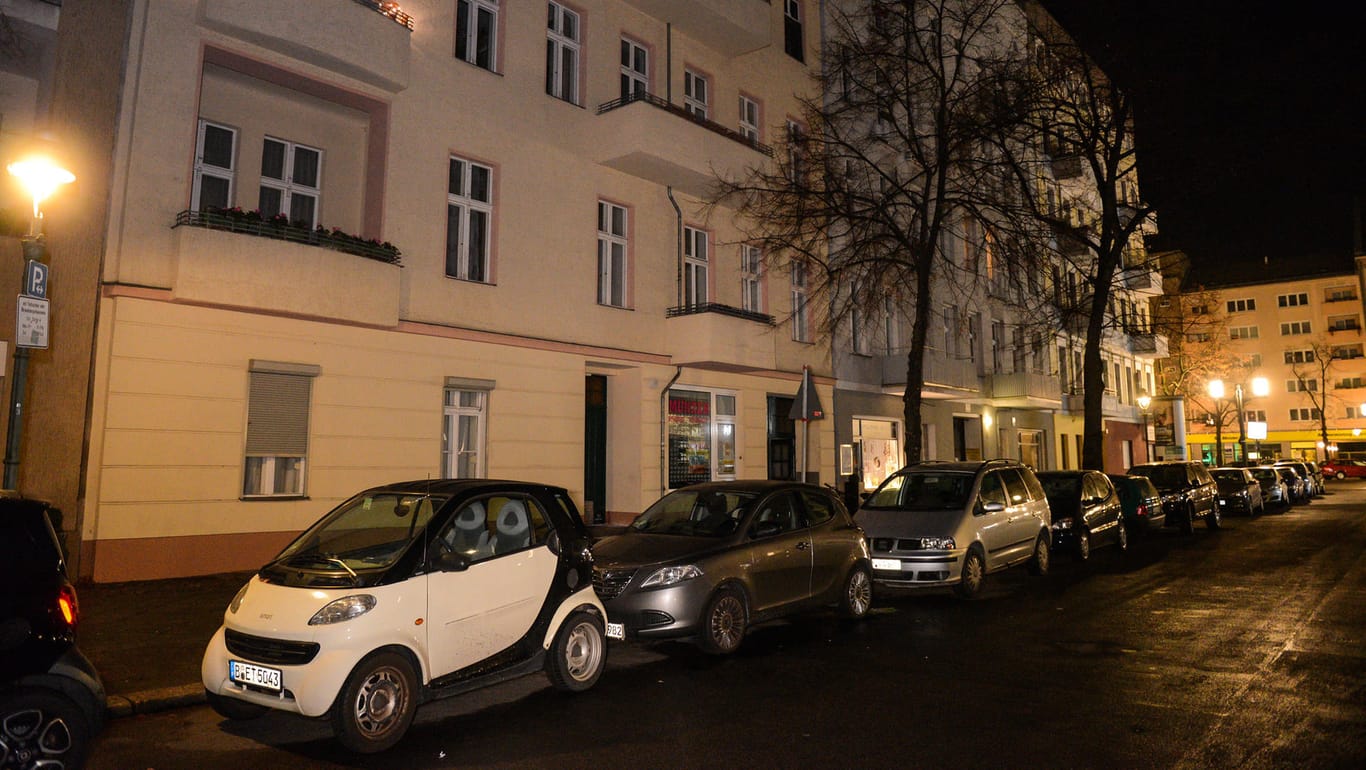 Die Rückertstraße in Berlin-Charlottenburg: Vor einem der Häuser wurde am Samstagabend ein Mann erschossen.