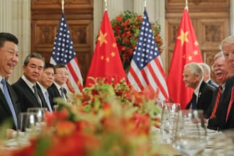 Deeskalation im Handelsstreit: Chinas Präsident Xi Jinping (l.) und US-Präsident Donald Trump bei einem Bankett am Rande des G20-Gipfels.