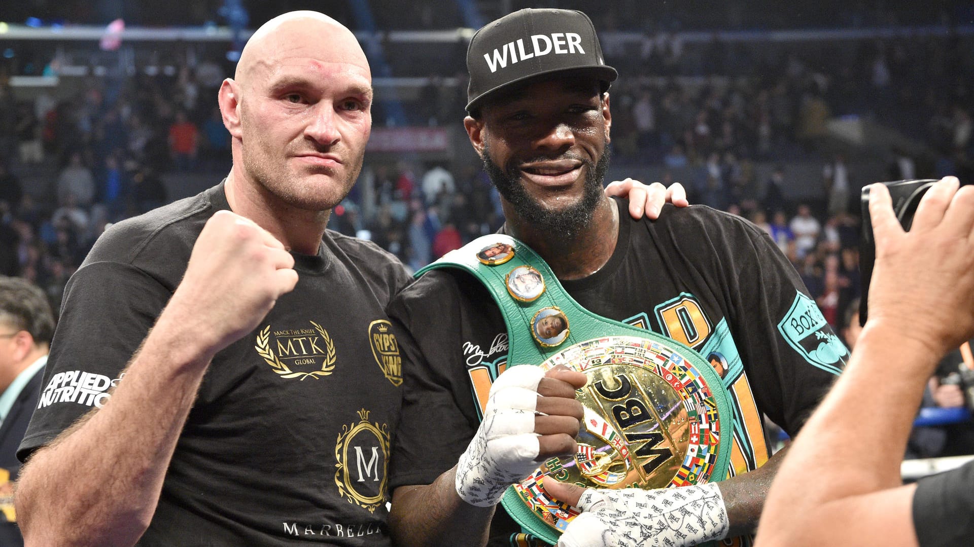 Sportsmänner: Tyson Fury (l.) und Deontay Wilder nach dem Kampf.