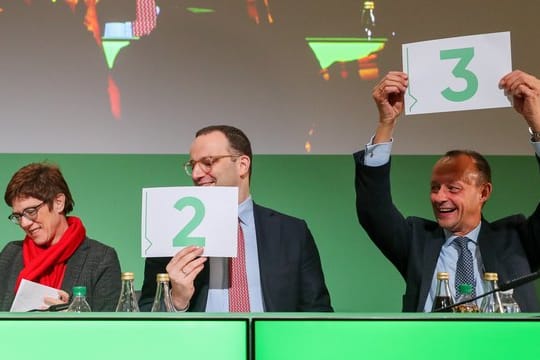 Die drei Kandidaten für den CDU-Bundesvorsitz beim CDU-Landesparteitag in Leipzig: Annegret Kramp-Karrenbauer (l-r), Jens Spahn und Friedrich Merz.