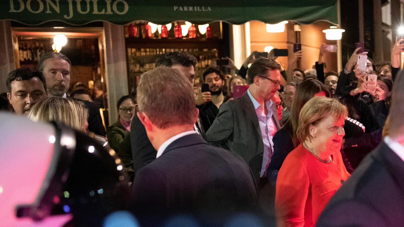 Bundeskanzlerin Angela Merkel verlässt das Restaurant "Don Julio": Nach dem Gipfel hatte Merkel noch Zeit, die Stadt zu erkunden.