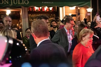 Bundeskanzlerin Angela Merkel verlässt das Restaurant "Don Julio": Nach dem Gipfel hatte Merkel noch Zeit, die Stadt zu erkunden.