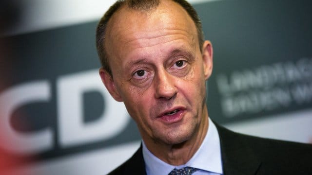 Friedrich Merz verschärfte seine Kritik am Kurs der Bundesregierung in der Migrationspolitik, forderte Steuervorteile bei der Altersvorsorge über Aktien und traut sich zu, Wähler von der AfD zurückzuholen. Friedrich Merz verschärfte seine Kritik am Kurs der Bundesregierung in der Migrationspolitik, forderte Steuervorteile bei der Altersvorsorge über Aktien und traut sich zu, Wähler von der AfD zurückzuholen.