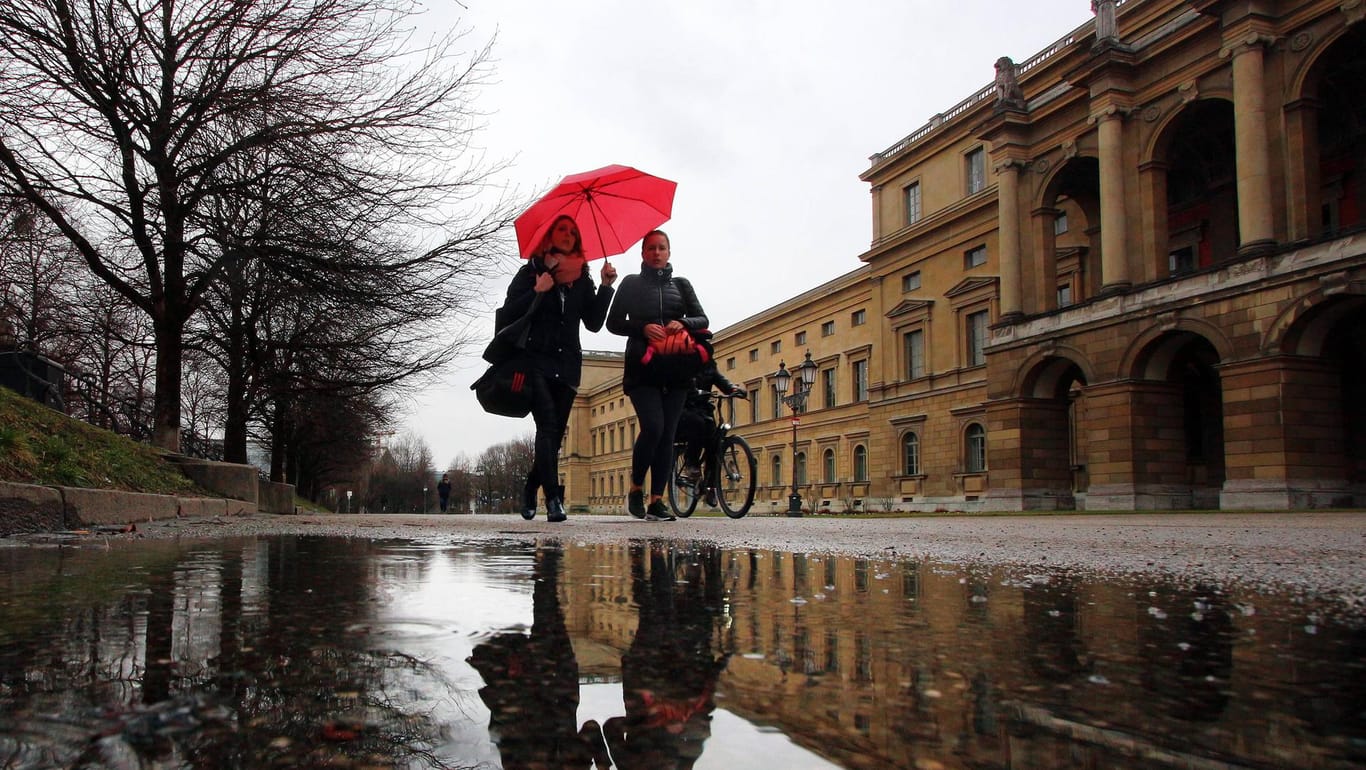 Passantinnen unter einem Regenschirm in der Münchener Innenstadt: In den kommenden Tagen wird es fast überall in Deutschland regnen. (Archivbild)