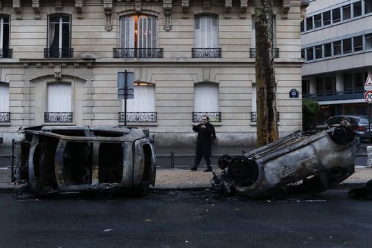 Ausgebrannte Autos in der Nähe des Arc de Triomphe in Paris.