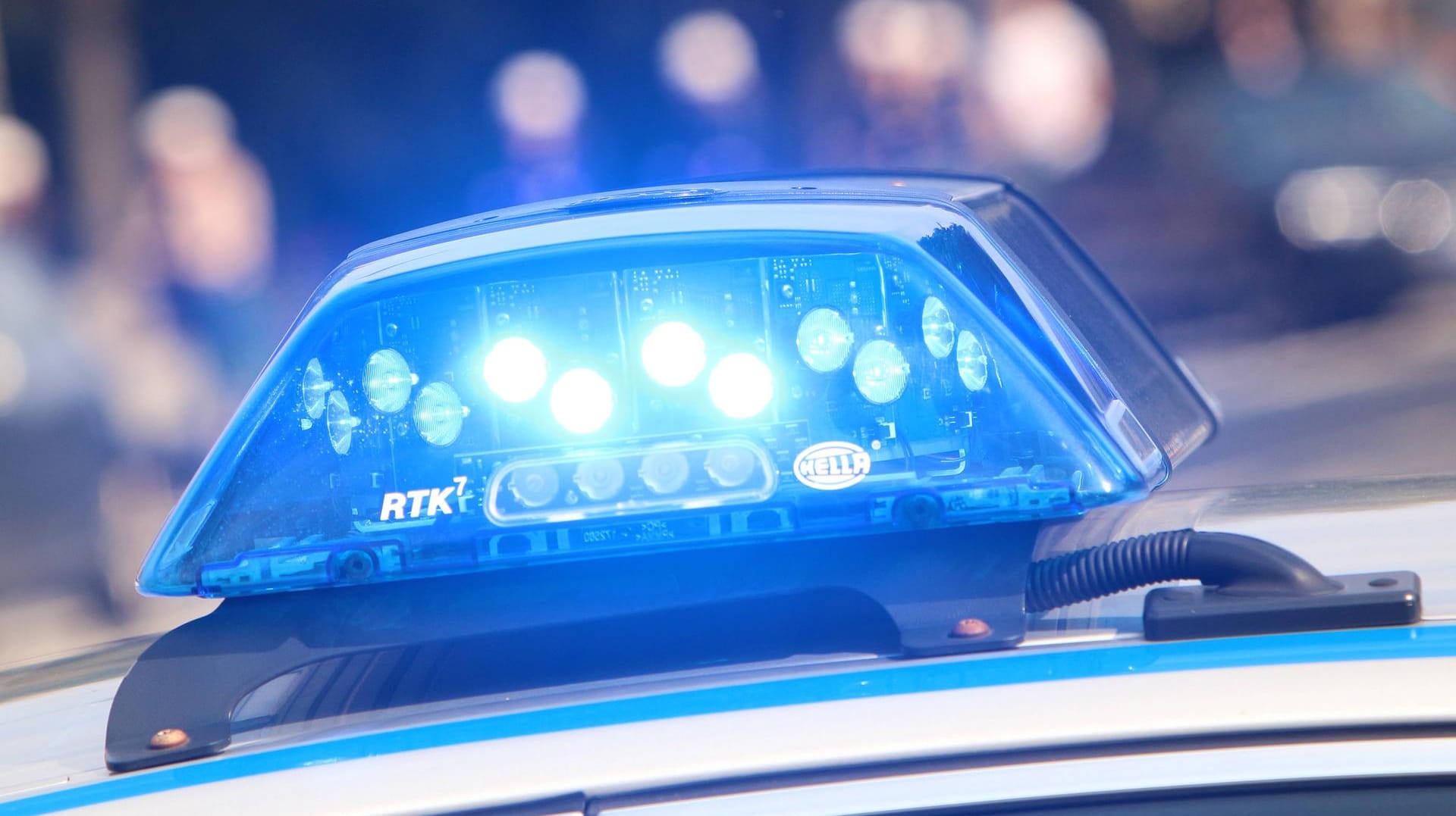 Blaulicht eines Polizeiautos: Die Verfolgungsfahrt dauerte etwa 20 Minuten an und führte teils über unwegsames Gelände. (Symbolfoto) Blaulicht eines Polizeiautos: Die Verfolgungsfahrt dauerte etwa 20 Minuten an und führte teils über unwegsames Gelände. (Symbolfoto)