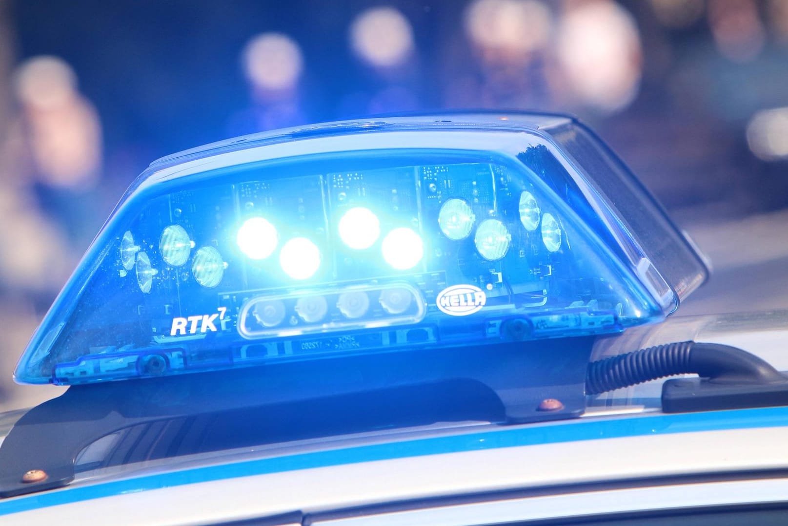 Blaulicht eines Polizeiautos: Die Verfolgungsfahrt dauerte etwa 20 Minuten an und führte teils über unwegsames Gelände. (Symbolfoto)