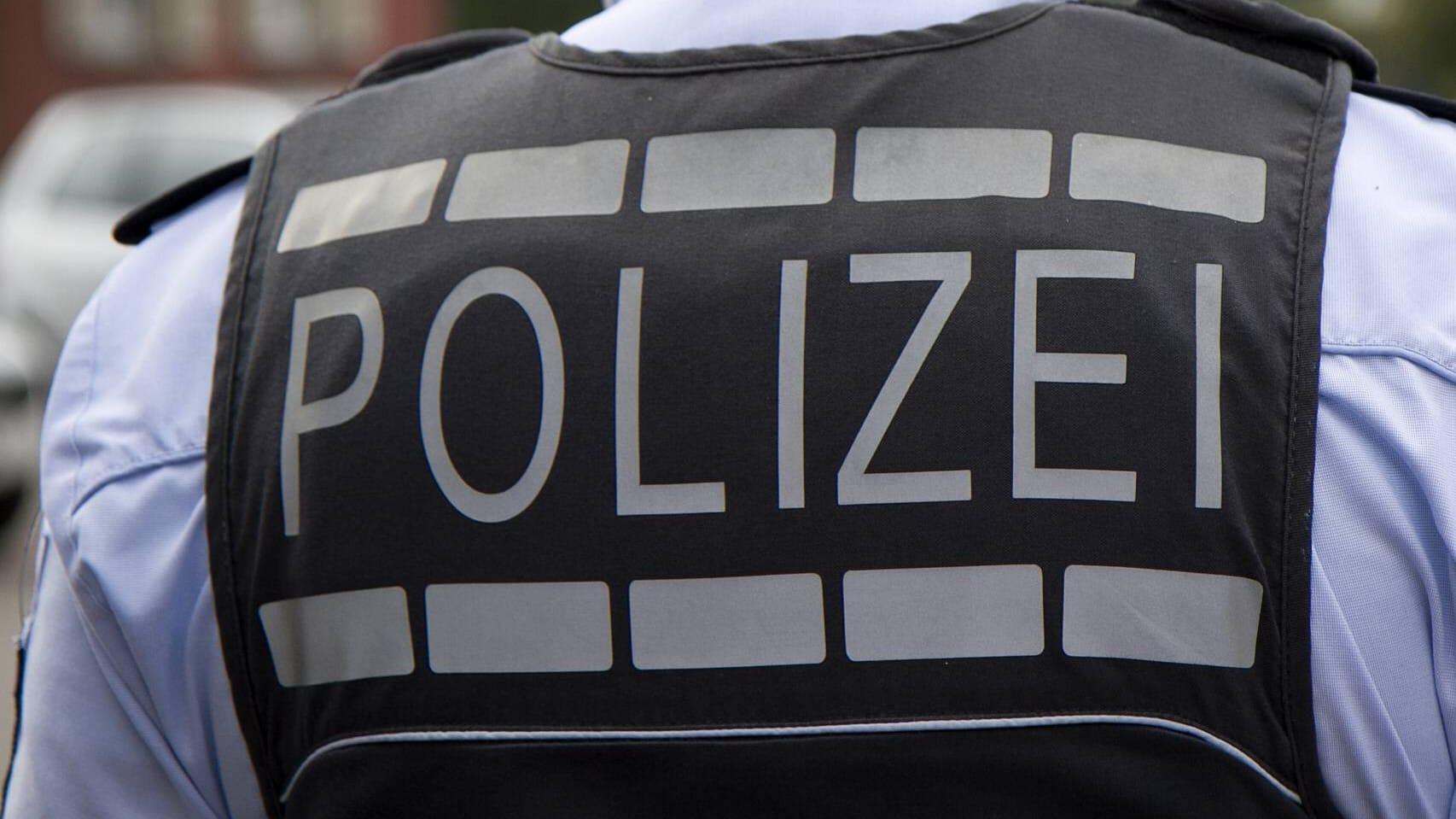 Kugelsichere Weste eines Polizisten: 82 Prozent der befragten Bürger halten die Verbeamtung von Polizisten für sinnvoll.