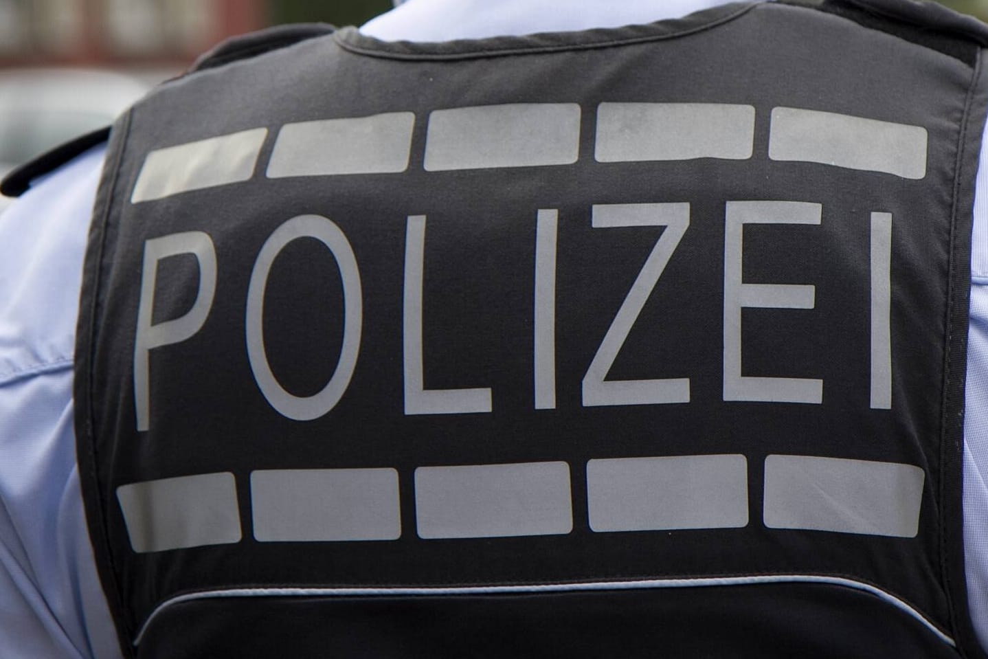 Kugelsichere Weste eines Polizisten: 82 Prozent der befragten Bürger halten die Verbeamtung von Polizisten für sinnvoll.