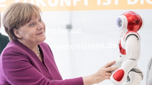 Kanzlerin Merkel: "Wir leben im Zeitalter der Digitalisierung und das bedeutet, alles was digitalisierbar ist, wird auch digitalisiert werden. Kanzlerin Merkel: "Wir leben im Zeitalter der Digitalisierung und das bedeutet, alles was digitalisierbar ist, wird auch digitalisiert werden.