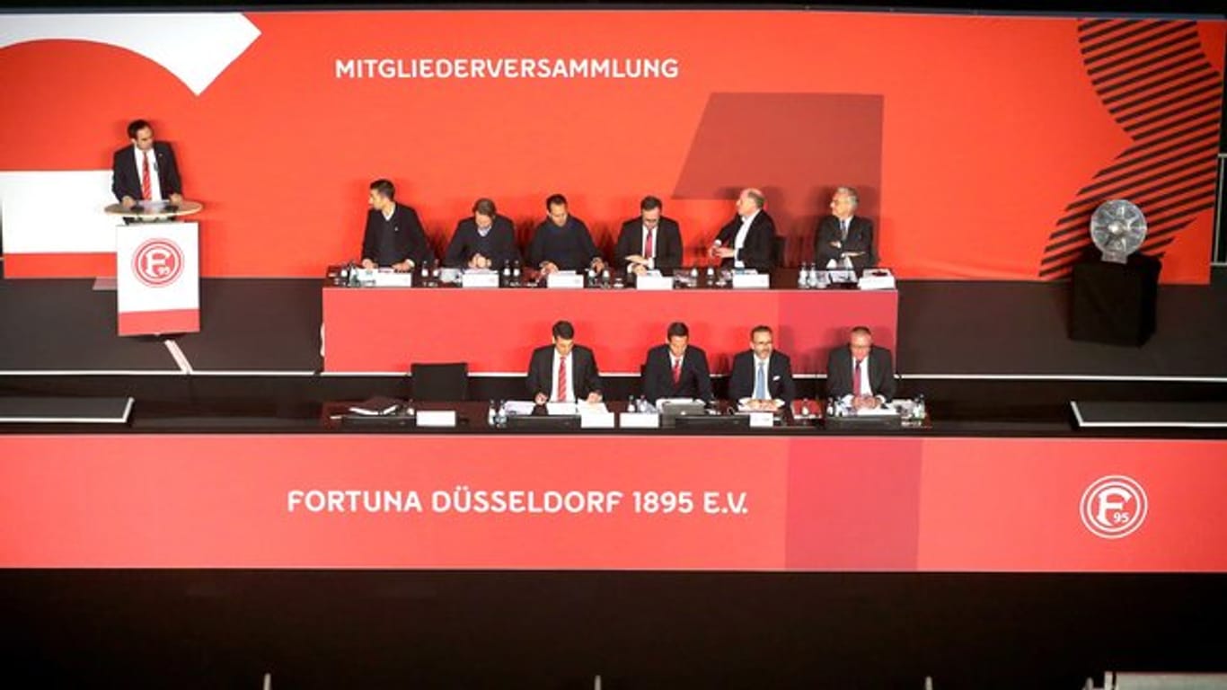 Robert Schäfer (l), Vorstandsvorsitzender von Fortuna Düsseldorf, spricht auf der Mitgliederversammlung der Fortuna.