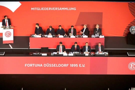 Robert Schäfer (l), Vorstandsvorsitzender von Fortuna Düsseldorf, spricht auf der Mitgliederversammlung der Fortuna.