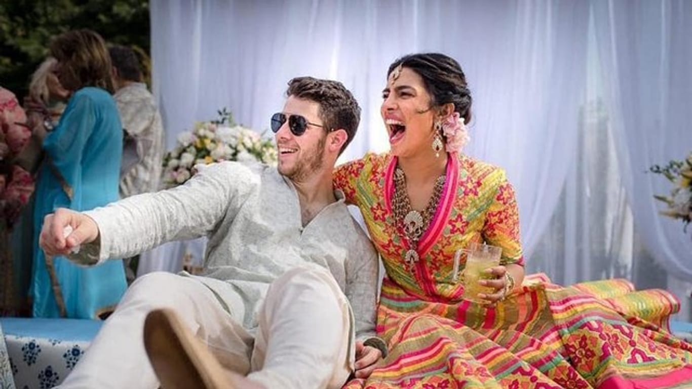 Die Bollywood-Schauspielerin Priyanka Chopra (r) und der Sänger Nick Jonas haben geheiratet.