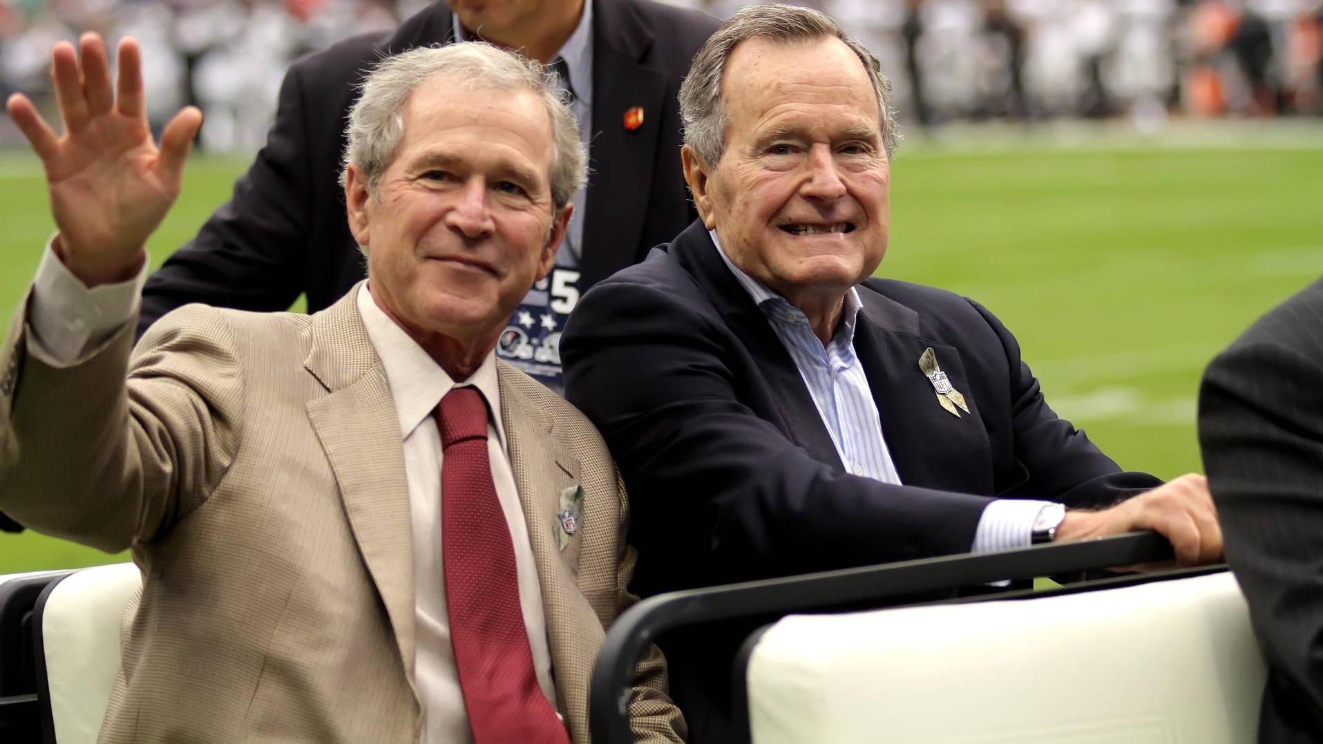 George W. Bush mit seinem Vater George H. W. Bush bei einem Football-Spiel: Sein letztes Gespräch führte der verstorbene Politiker mit seinem Sohn.