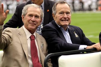 George W. Bush mit seinem Vater George H. W. Bush bei einem Football-Spiel: Sein letztes Gespräch führte der verstorbene Politiker mit seinem Sohn.