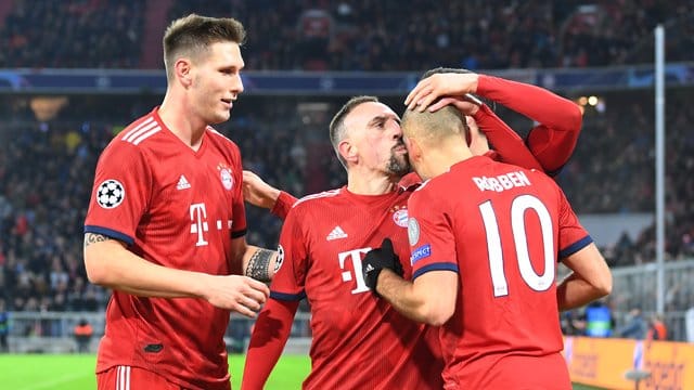 Arjen Robben (r) und Franck Ribery (M) spielen womöglich ihre letzte Saison in München.