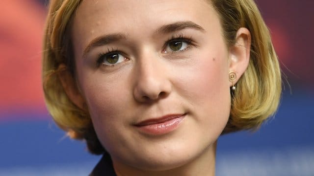 Die Schauspielerin Alba August stellt die junge Astrid Lindgren dar.