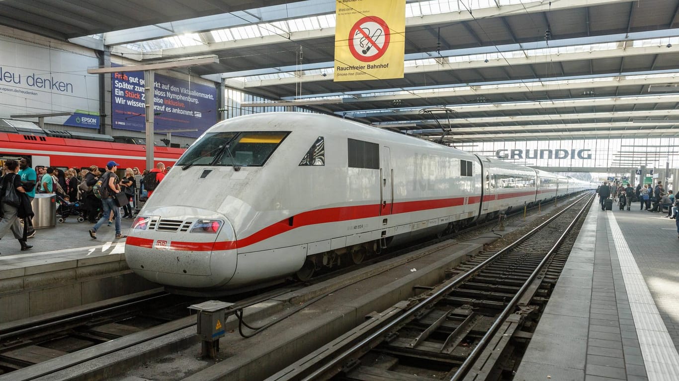 ICE fährt in München Hauptbahnhof ein: Polizisten nahmen den Brandstifter in München fest.