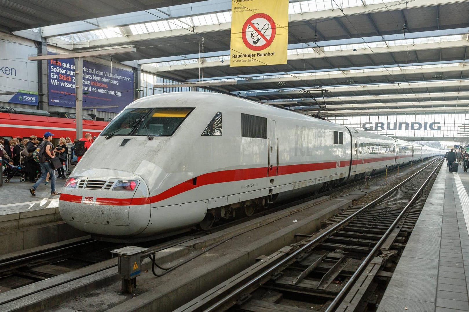 ICE fährt in München Hauptbahnhof ein: Polizisten nahmen den Brandstifter in München fest.