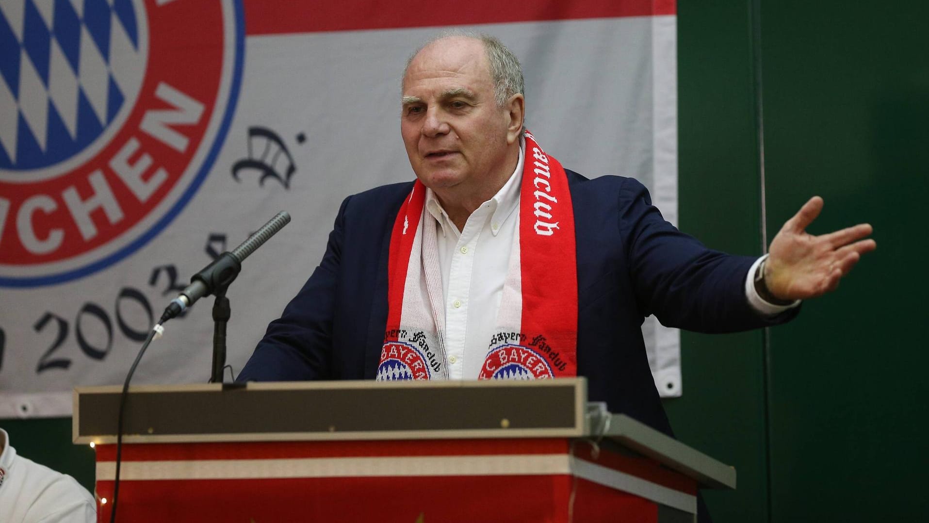 Klartext vor den eigenen Anhängern: Uli Hoeneß beim Fanclub-Treffen in Kersbach.