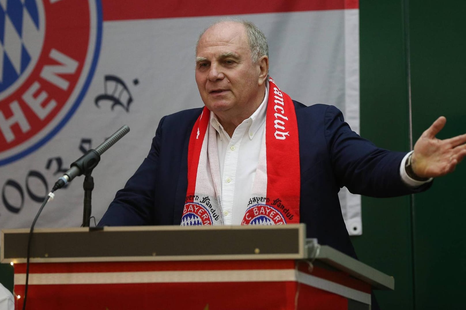 Klartext vor den eigenen Anhängern: Uli Hoeneß beim Fanclub-Treffen in Kersbach.