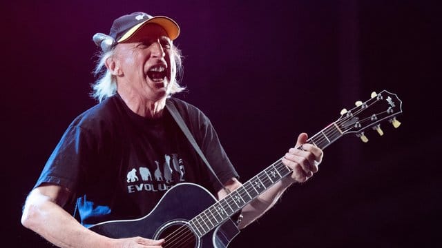 Der Komiker Otto Waalkes mit Gitarre.