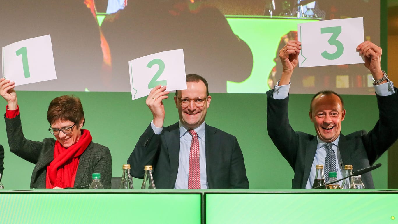 Leipzig: Die Kandidaten für den CDU-Vorsitz, Annegret Kramp-Karrenbauer (l-r), Jens Spahn und Friedrich Merz, halten die Zahlen ihrer Redereihenfolge in die Höhe.