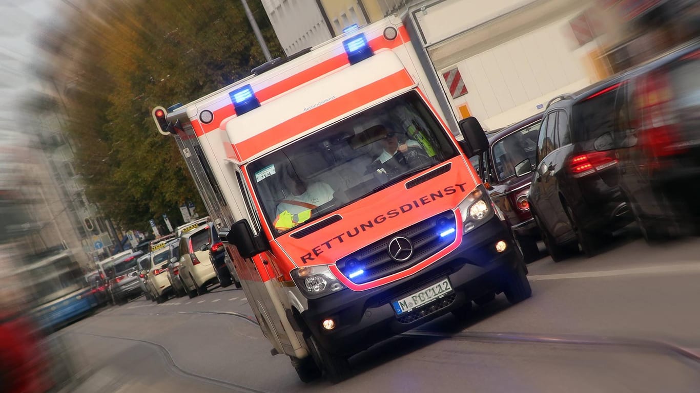 Rettungswagen im Einsatz: Die schweren Verletzungen des Jungen werden im Krankenhaus behandelt.