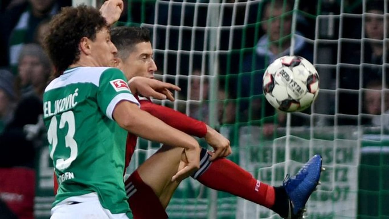 Bremens Milos Veljkovic (l) musste gegen Bayern wegen einer Verletzung ausgewechselt werden.